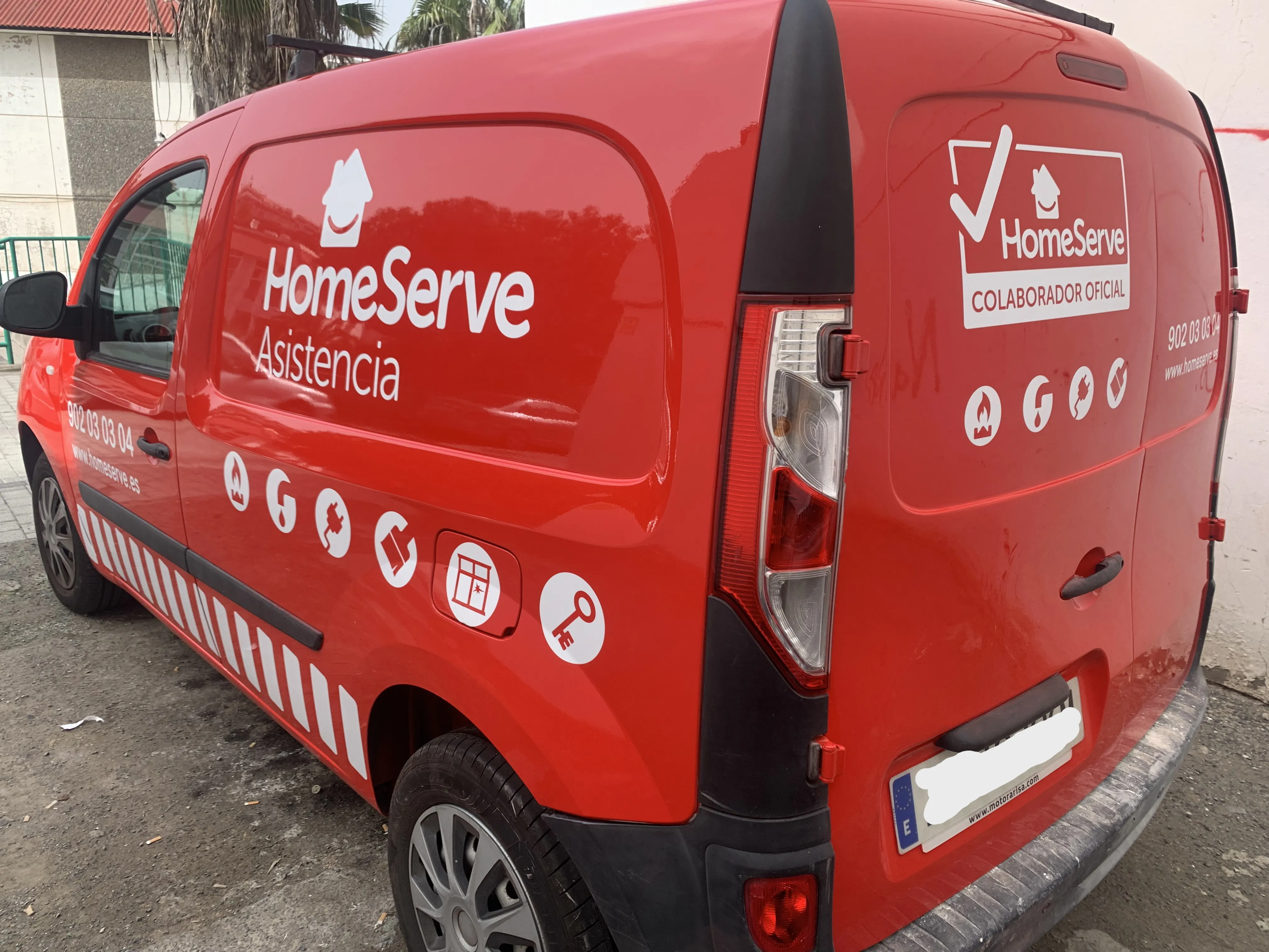 Rotulación de vehículos realizados e instalados por Luminosos Canarias