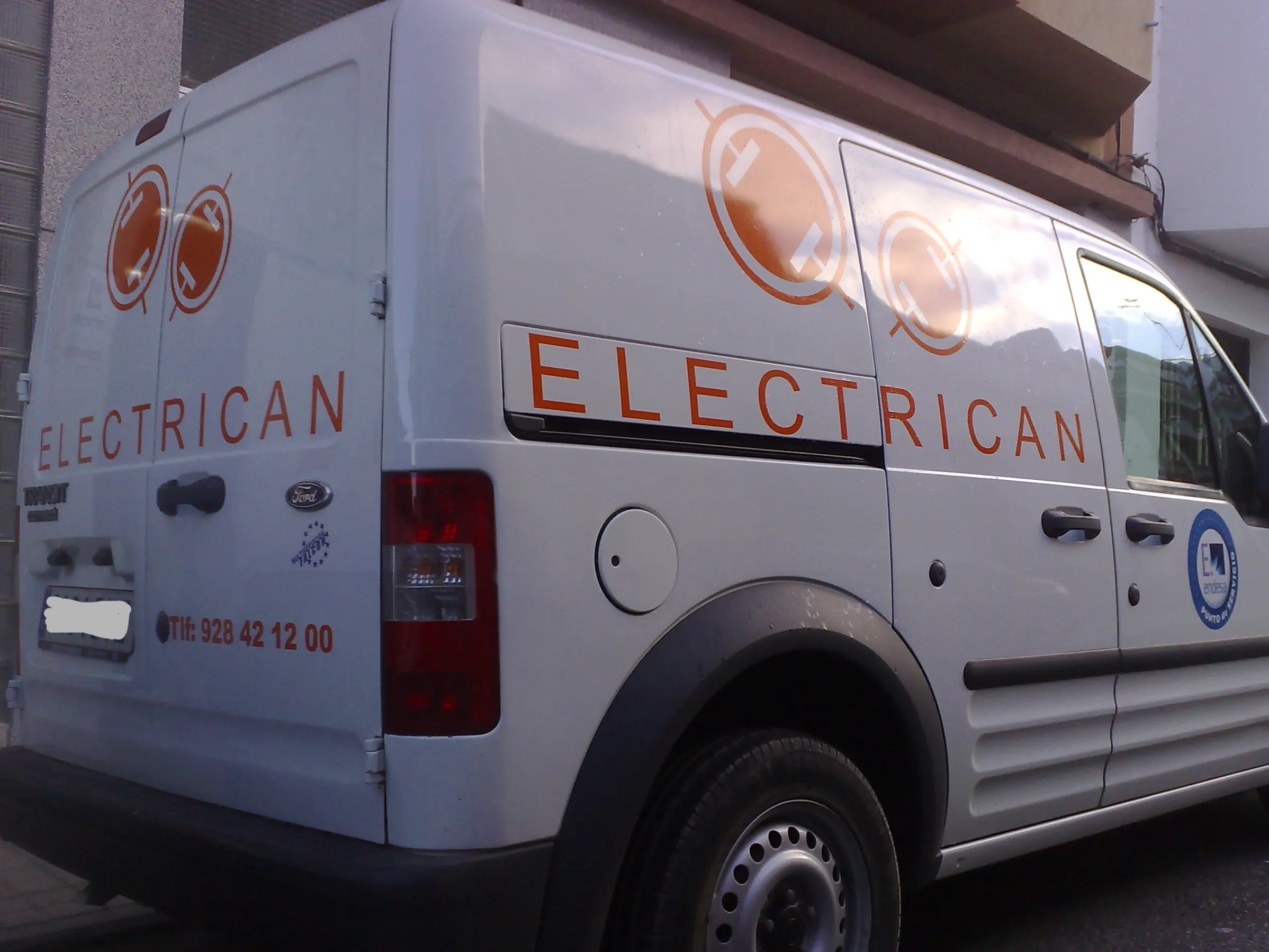 Rotulación de vehículos realizados e instalados por Luminosos Canarias