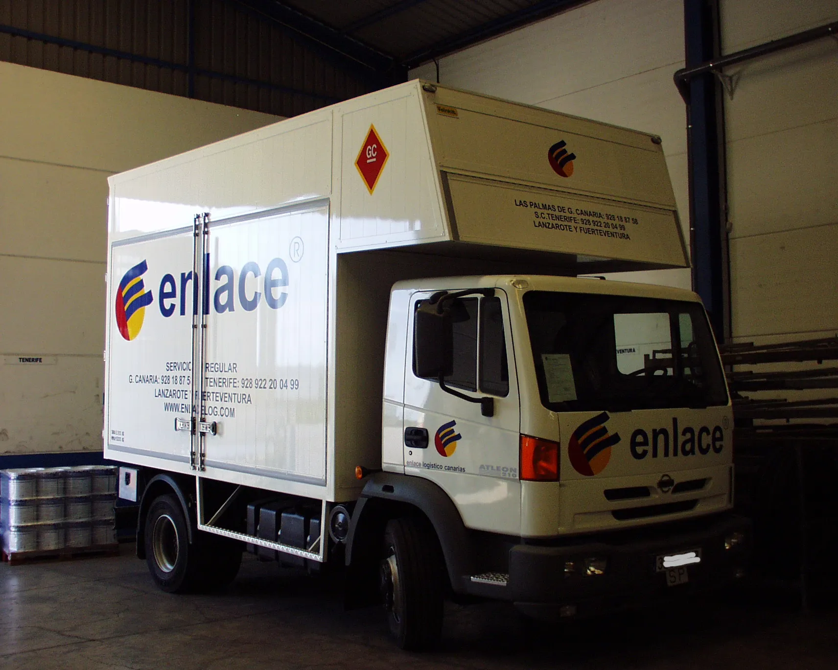 Rotulación de vehículos realizados e instalados por Luminosos Canarias